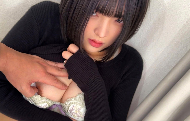 Y（素人ムクムク-弱点–SMJJ-092）の女優名は？